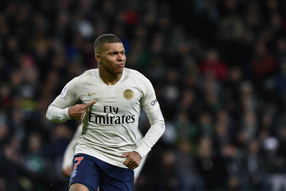 记者：曼联正在物色明年引进的防线球员，名单上大约有10人